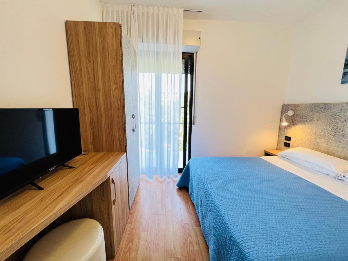 Hotel Betty B&B Rimini Buitenkant foto