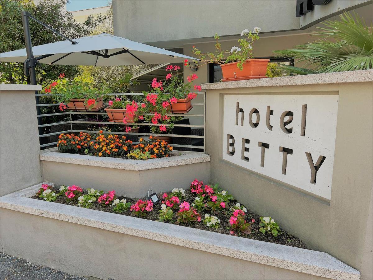 Hotel Betty B&B Rimini Buitenkant foto