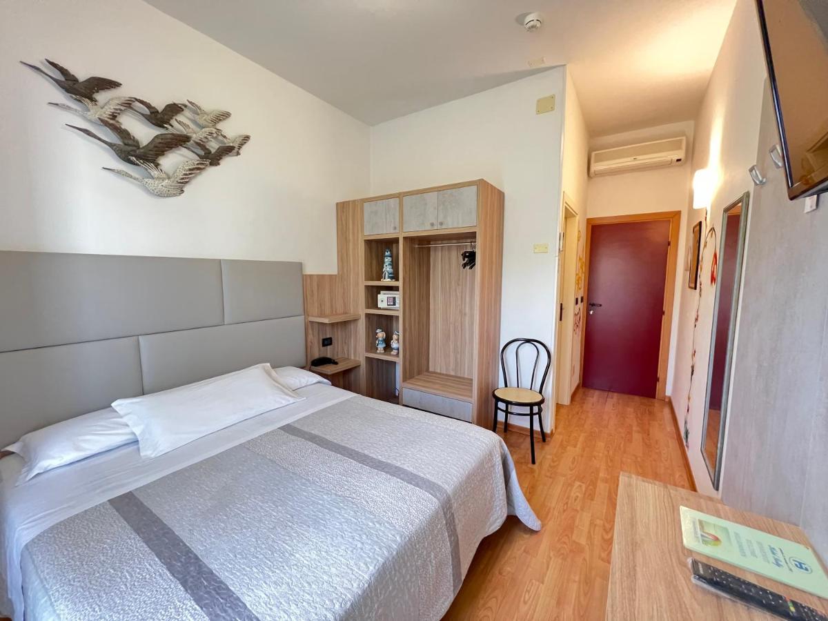 Hotel Betty B&B Rimini Buitenkant foto