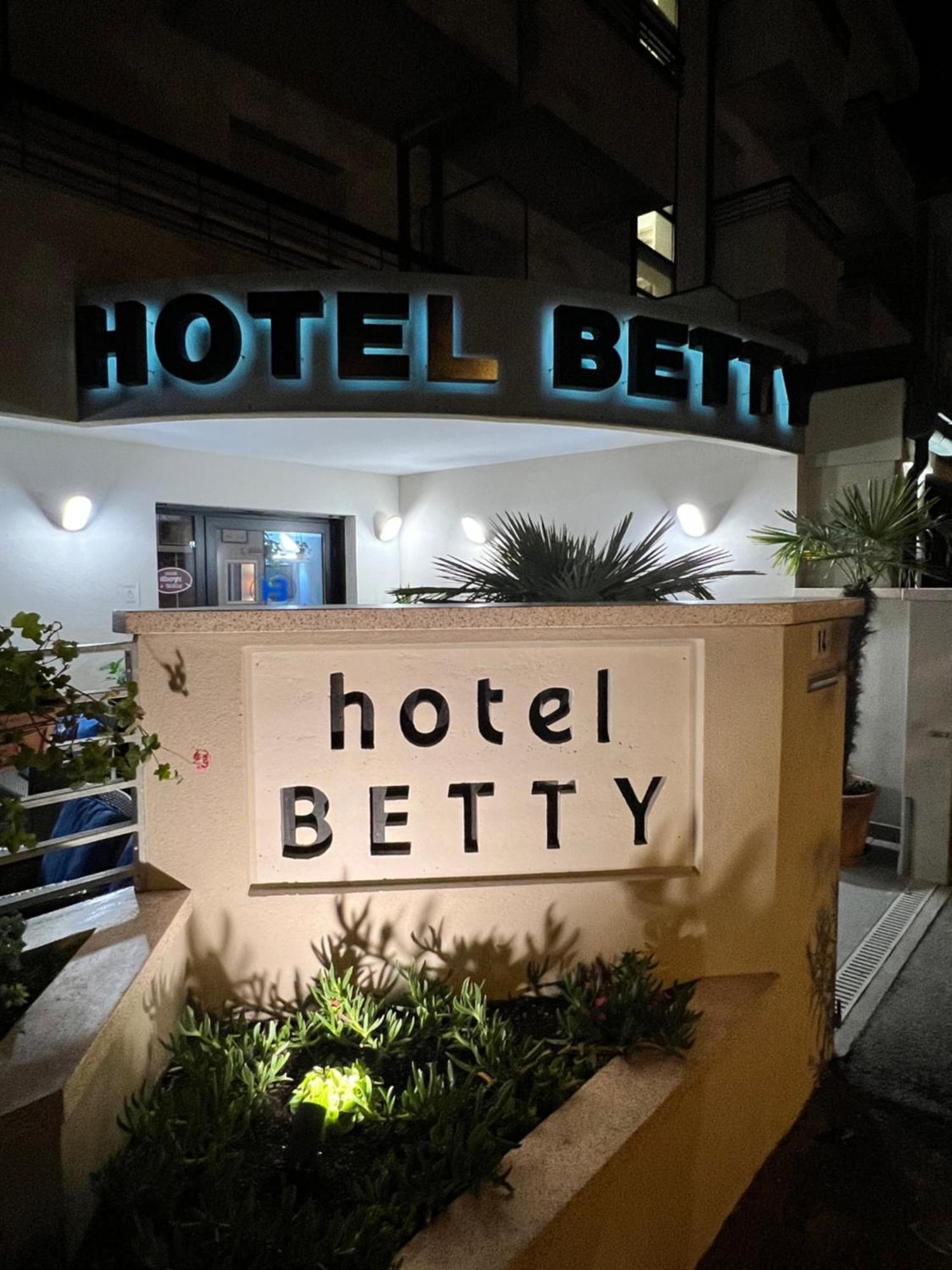 Hotel Betty B&B Rimini Buitenkant foto